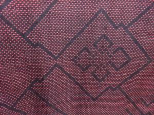 アンティーク　幾何学模様織出し本場泥大島紬着物（5マルキ）